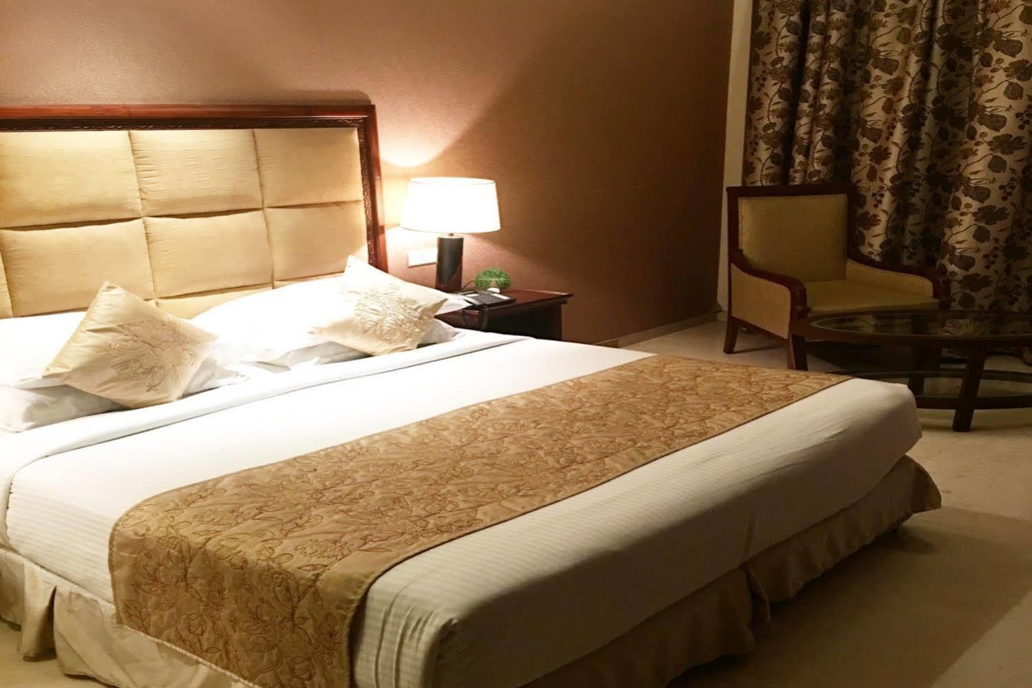 Godwin Hotel Meerut Exterior photo